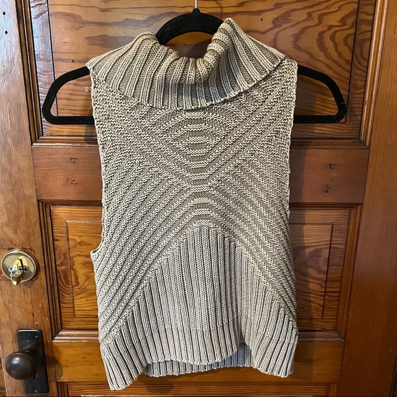 some days Tops - Sleeveless turtleneck cable stitched top